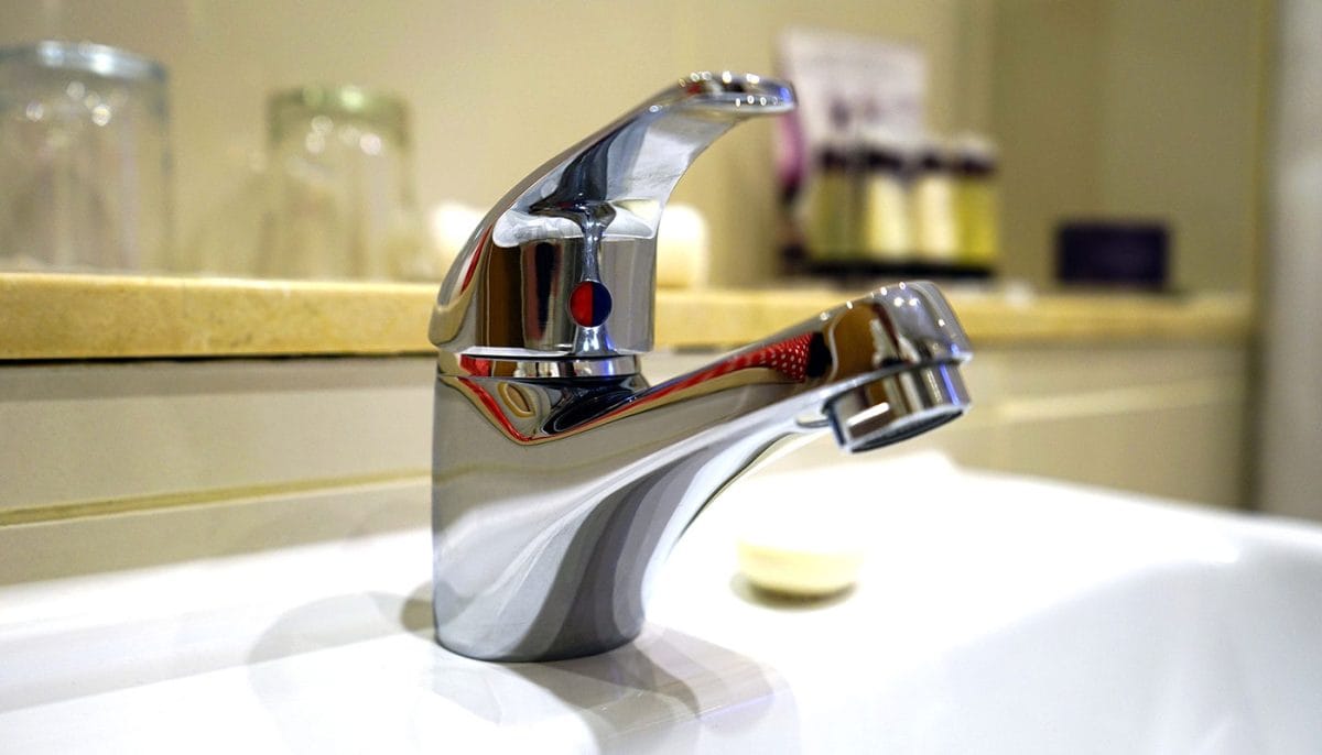cleaning the bathroom with vinegar and baking soda